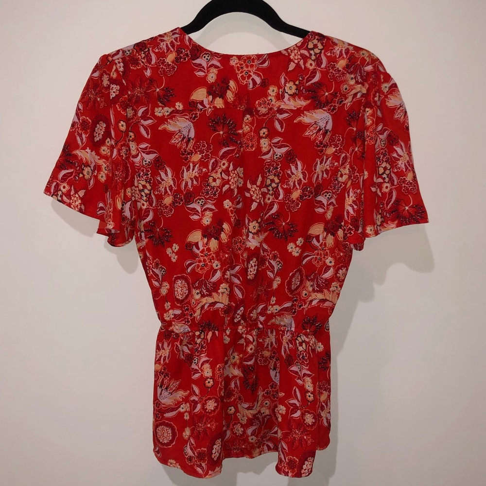 ⭐️⭐️⭐️RED FLORAL TIE TOP - Picture 3 of 4